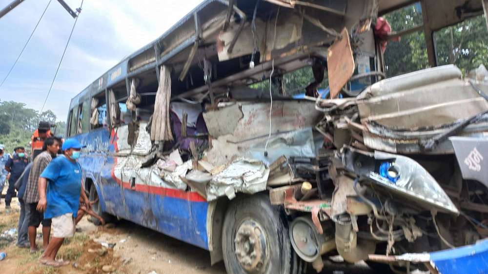 गैंडाकोटको थुम्सीमा बस र ट्रक ठोक्किँदा ३ जनाको मृत्यु, २७ जना घाइते